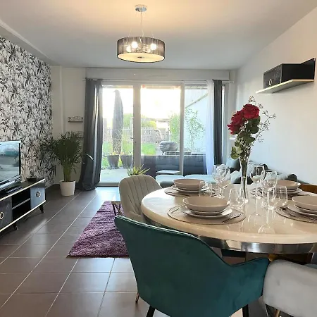 Emeraude Parking Et Jardin